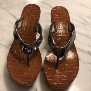 Women’s Tori Burch Thora wedges sandals flip flops Size 7 Like New